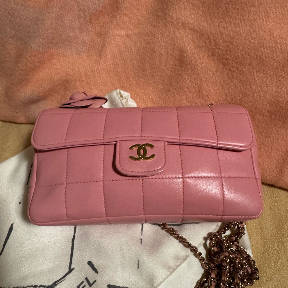 100% authentic CHANEL Vintage Quilted Mini Chocolate Bar Camellia Flap Pink
